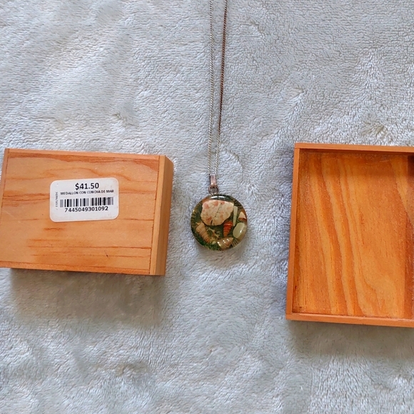 Seashell and algae resin pendant necklace - Picture 3 of 3